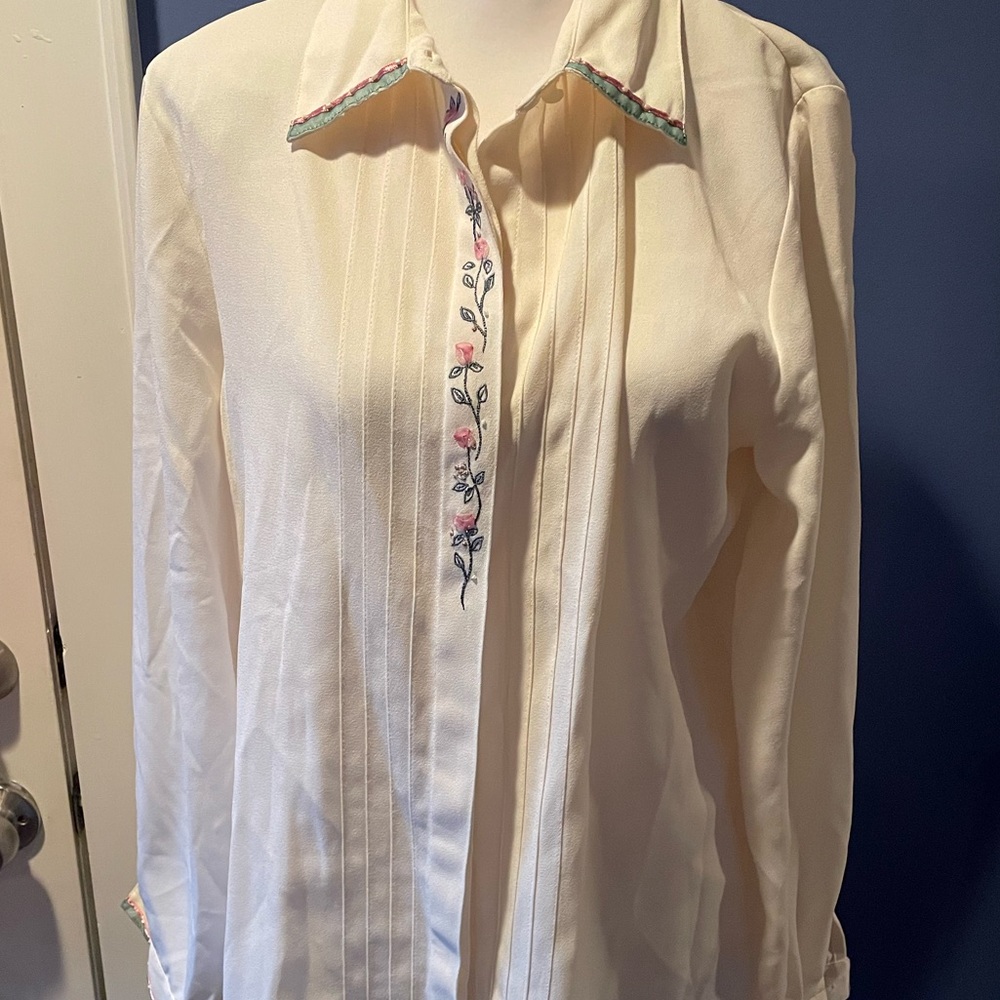 Beautiful Vtg Blouse With Delicate Flower Detail